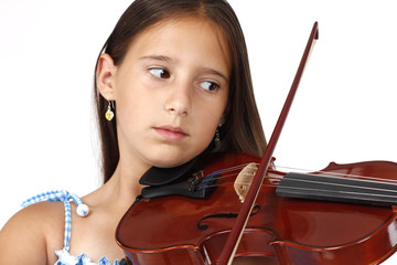 little girl playing the violin