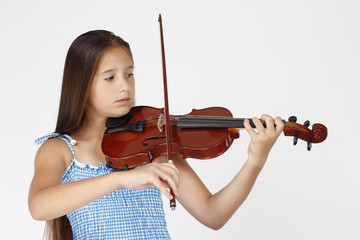 little girl playing the violin