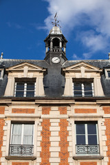 Fototapeta na wymiar Widok unikalnych tradycyjnych okien francuskich i balkony