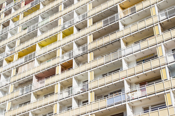 sanierungsbedürftiger Wohnblock in Dresden