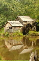 Fototapeta na wymiar Mabry Mill przywrócone gristmill na Blue Ridge Parkway w Vir