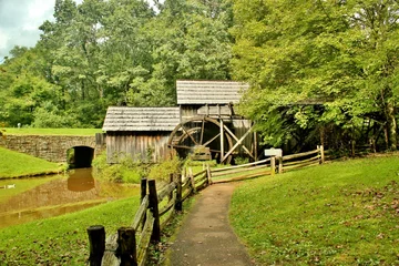 Fototapete Naturpark Mabry Mill a restored gristmill on the Blue Ridge Parkway in Vir  © crlocklear