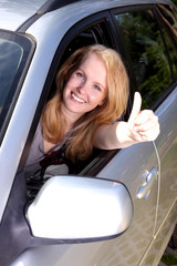 Fototapeta na wymiar Happy girl w samochodzie