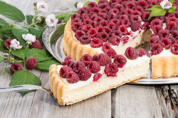 Cake lifter with Raspberry Tart
