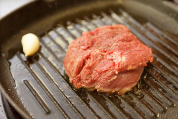 Meat frayed on fraying pan
