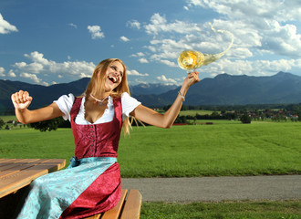 Blondine im Dirndl