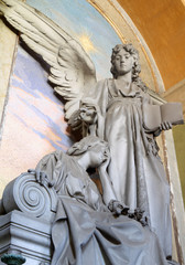 Fototapeta na wymiar zabytkowy nagrobek z aniołem trzyma Biblię