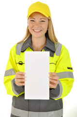 Pannenhelferin mit leerem Schild