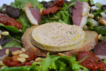 Tranche de foie gras en salade