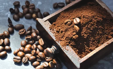  koffiebonen en gemalen koffie © coco