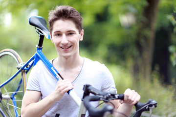 Jugendlicher mit blauem Rennrad