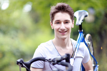 Jugendlicher mit blauem Rennrad