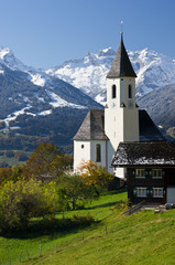 Fototapeta na wymiar Bergdorf w Alpach