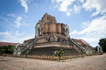 Fototapeta na wymiar chedi luang świątynia w Chiang Mai