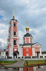 Fototapeta na wymiar Троицкий собор Варницкого монастыря в Ростове.
