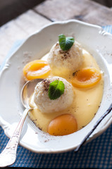 Knödel mit Aprikosen