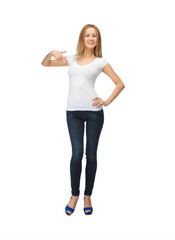 Fototapeta premium smiling teenage girl in blank white t-shirt