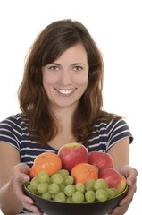Junge glückliche Frau hält Schale mit frischem Obst