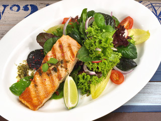 Lachssteak vom Grill mit Salat