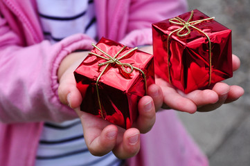 Kinderhände halten Geschenke