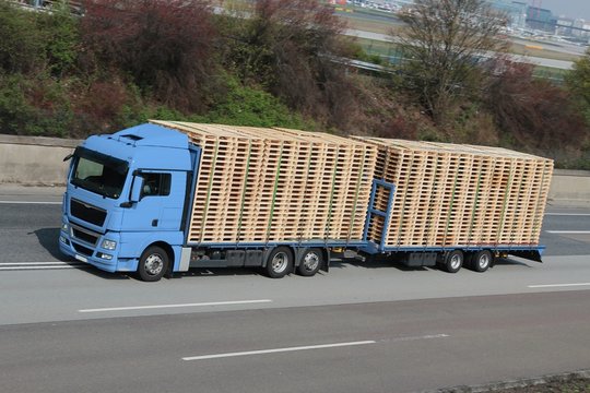 LKW beladen mit Paletten auf Autobahn
