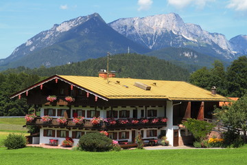 Haus in den Alpen mit Bergen