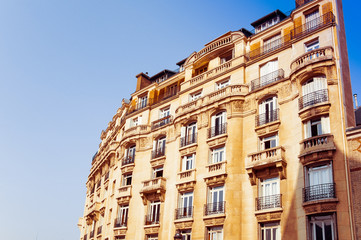 Fototapeta na wymiar old-fashioned building in paris