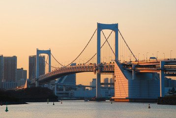 Fototapeta na wymiar Tokyo Bay z Rainbow Bridge w wieczornym świetle