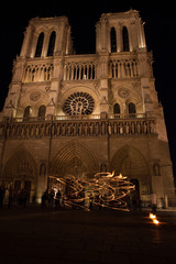 jongleur devant Notre-Dame de Paris