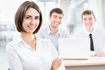 Obraz premium Beautiful young business woman with colleagues