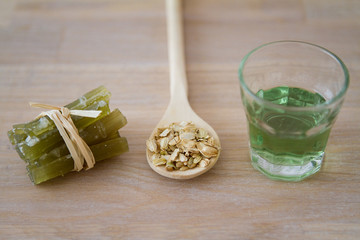 ang&eacute;lique : confite, graines et liqueur