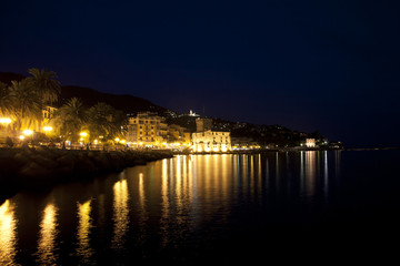 Fototapeta na wymiar rapallo nabrzeże nocą