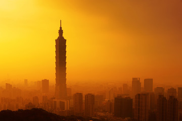 Fototapeta na wymiar Taipei w zachodzie słońca
