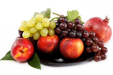 Naklejka na ściany i meble Owoce nektarynki i kiść winogron odizolowane na białym ba