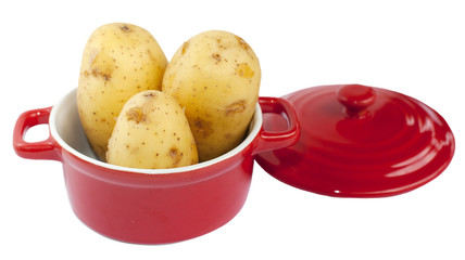 pommes de terre dans une petite casserole rouge