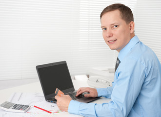 Fototapeta na wymiar człowiek biznesu płacenia online z jego karty kredytowej w biurze