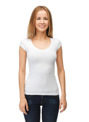 Fototapeta premium smiling teenage girl in blank white t-shirt
