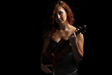 Fototapeta na wymiar Portret rudowłosej dziewczyny z skrzypce