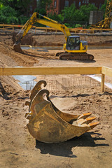 Raupenbagger auf Baustelle