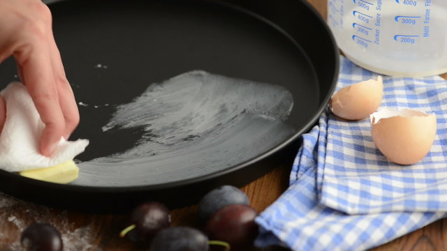 Kuchenform zum Backen mit Fett einfetten