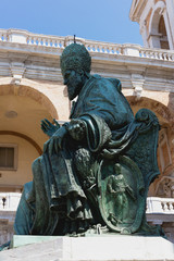 Loreto -  statua sisto V lato