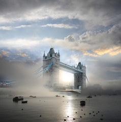 Fototapeta premium Tower Bridge z mgłą w Londynie, w Anglii