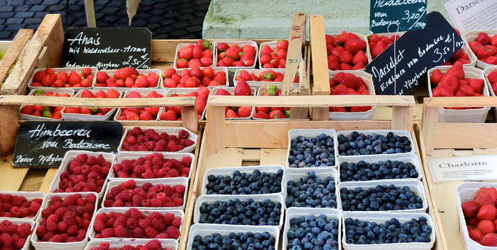 Verkaufsstand mit Beerenfr&uuml;chten