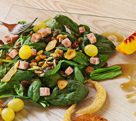 Espinacas con dados de pavo y frutos secos.