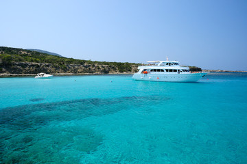 Yacht in blue lagoon © Anatoliy Sadovskiy