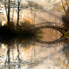 Herbst - Alte Brücke im nebligen Herbstpark