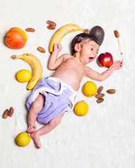 Fototapeta na wymiar Baby mit Obst