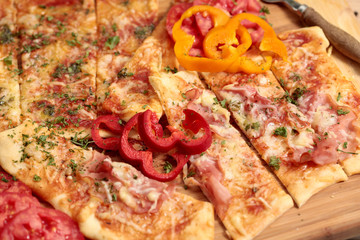 Pizza mit Schinken und Kräutern