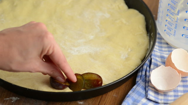 fertigen Kuchenteig mit Pflaumen belegen