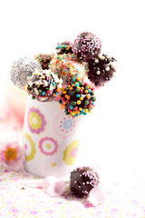 Naklejka premium Cake Pops angerichtet in einer Tasse